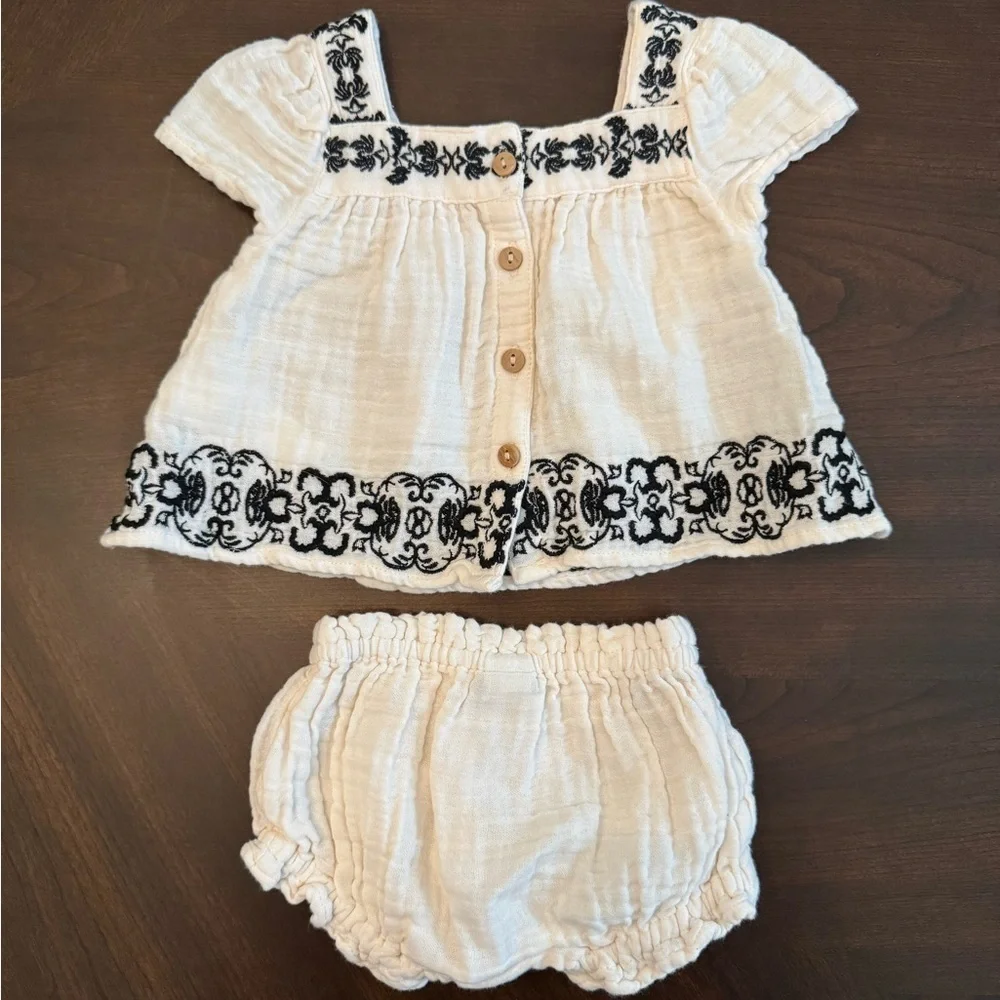 Flutter-Sleeve Baby Outfit with Black Embroidery